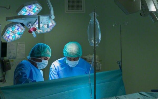 Nesulaukus pagalbos Portugalijoje, jauną merginą išgelbėjo Santariškių klinikų medikai