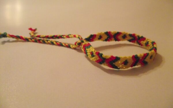 Talentų banke – geltonai-žaliai-raudonas apyrankes rišanti Knita Frienda