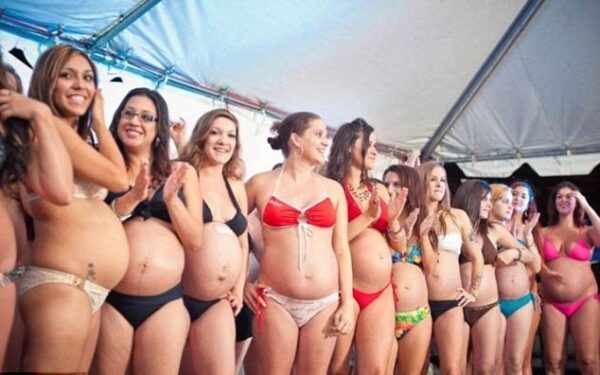 Iššūkis grožio kultui: įvyko besilaukiančių moterų bikini konkursas (foto)