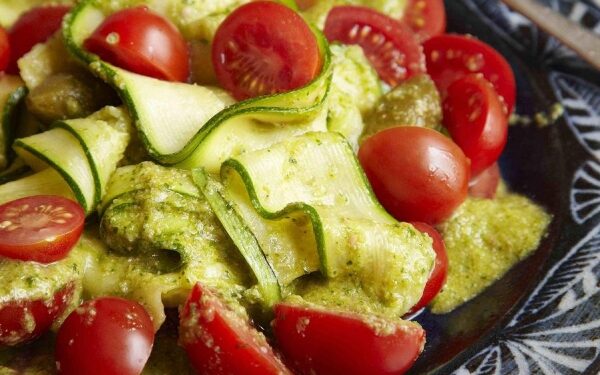 Beatos meilė daržovėms: cukinijų, pomidorų ir kaparėlių salotų receptas