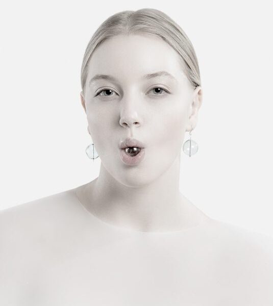 Dizainerė Laura Dailidėnienė savo kūrybos gerbėjams pristatė originalius papuošalus (foto)