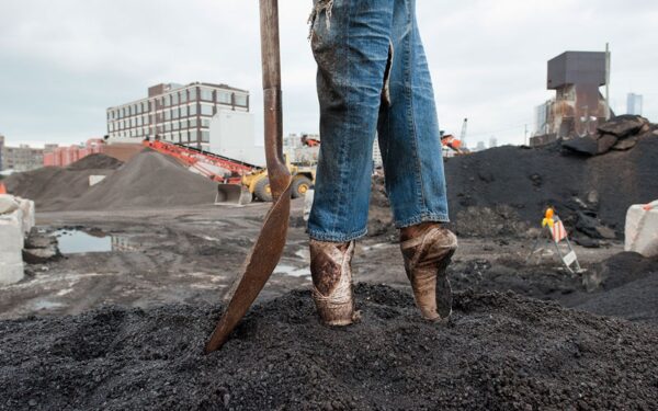 Aistra šokiui – ir statybų aikštelėje, ir batų parduotuvėje (foto)