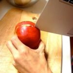 „MacBook Air“ – vietoje virtuvinio peilio (Video)