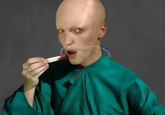 Provokuojančios nuotraukos: žmonės, valgantys savo identitetą (foto)