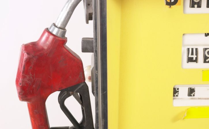 Bukmekeriai tiki, kad vasarą benzinas kainuos 5 Lt/l