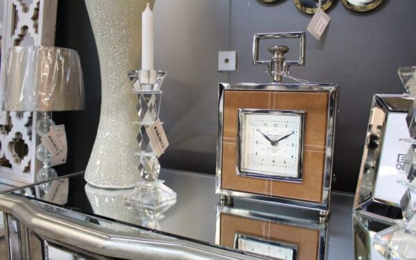 Namų dekoravimo tendencijos: veidrodžiai, minimalizmas ir natūralios medžiagos