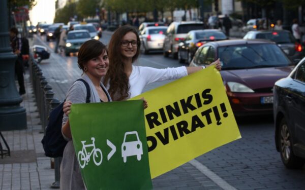 Dienos be automobilio išvakarėse vairuotojus ragino rinktis dviratį