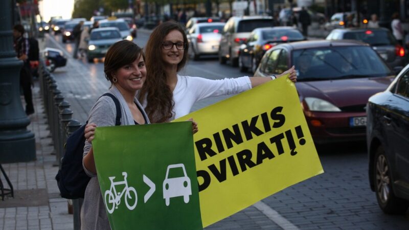 Dienos be automobilio išvakarėse vairuotojus ragino rinktis dviratį