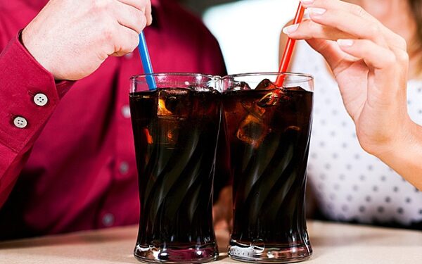 Ar dietiniai gaivieji gėrimai sveikesni už įprastus?