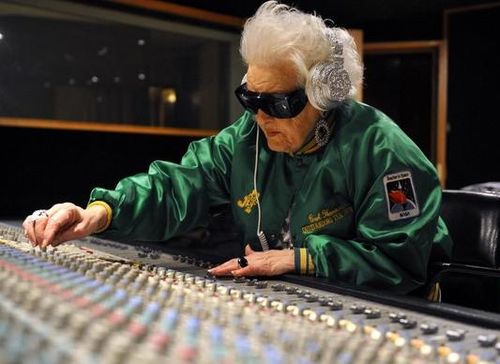 69 m. senjorė – populiari britų DJ (Foto