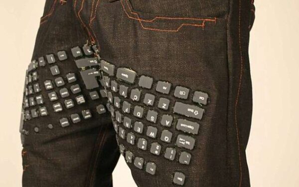 Daiktų pusryčiai. Nešiojamasis kompiuteris džinsų klešnėse