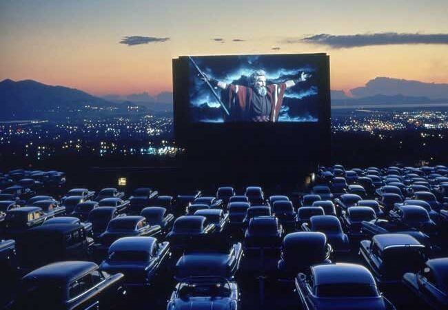 Kauno ir Vilniaus studentams nemokamas kinas neišlipus iš automobilio