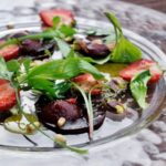 Riešutais pagardintos burokėlių ir braškių salotos pagal Liną Samėną (receptas)