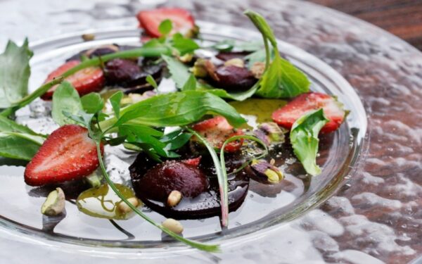 Riešutais pagardintos burokėlių ir braškių salotos pagal Liną Samėną (receptas)