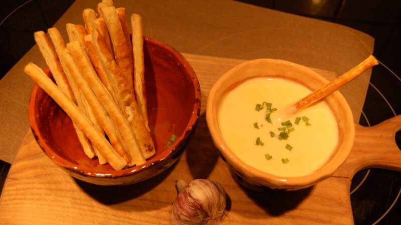 Sekmadieninis Jurgos receptas: sluoksniuotos tešlos lazdelės su sūrio padažu