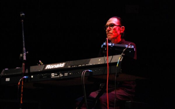 „Sparks“ Vilniuje savo dainas nurengė iki minimumo (koncerto apžvalga, foto, video)