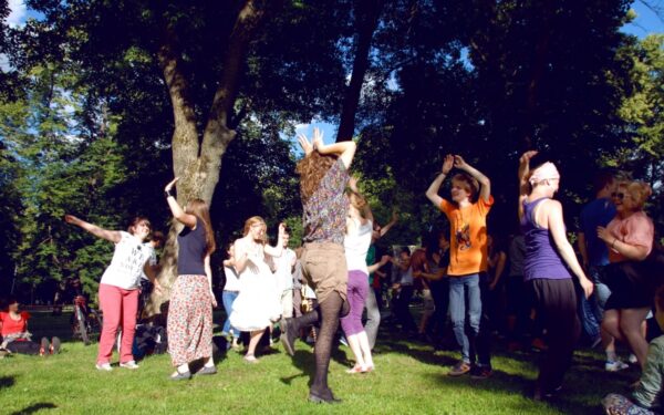 Išmok šokti kitaip: autentiško šokio dirbtuvės