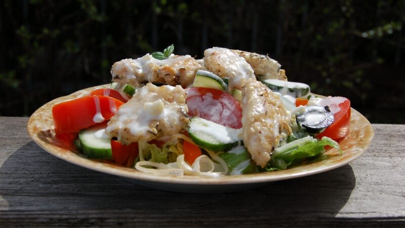 Sekmadieninis Jurgos receptas: sočiosios salotos su šilta vištiena