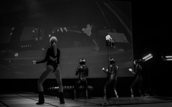 Užmigti ir atsikelti su „Nematomais monstrais“ (nuomonė apie V. Bareikio premjerą, foto)