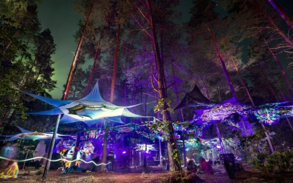 Šiuolaikinis menas ir kvantinės fizikos paskaitos po atviru dangumi festivalyje „Yaga Gathering 2016“