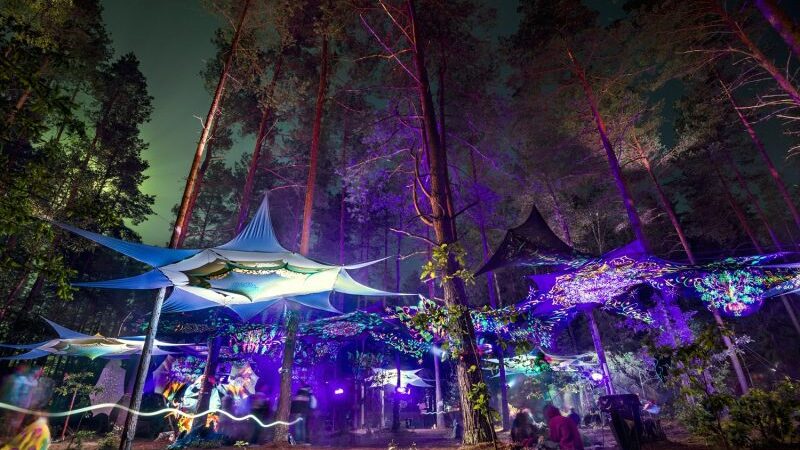Šiuolaikinis menas ir kvantinės fizikos paskaitos po atviru dangumi festivalyje „Yaga Gathering 2016“