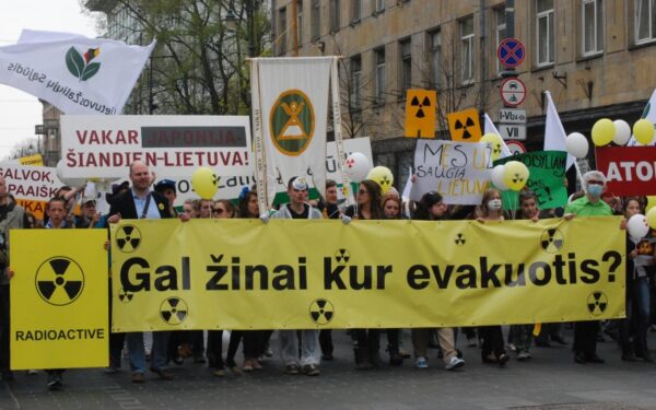 Eitynėse prieš AE statybas – 300 žmonių (Foto)