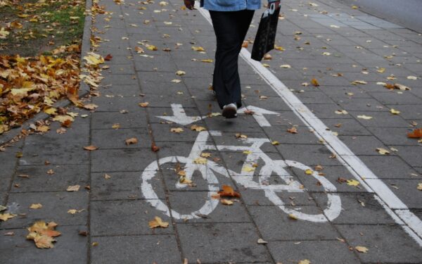 Dviračių takai – pėsčiųjų ir dviratininkų karo laukas?