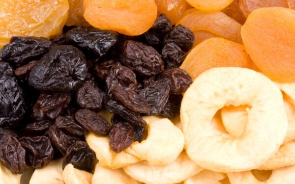 Džiovinti vaisiai: razinos iš dujų kameros, sieros dioksidu rūkyti abrikosai