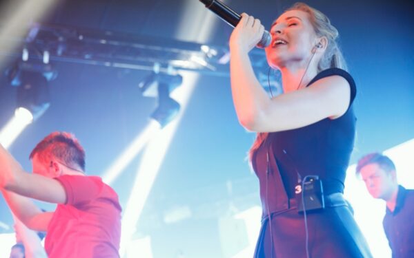 SEL koncerte E. Dragūno mergina apstulbino išskirtiniu stiliumi