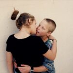 Jauna meilė: besibučiuojantys paaugliai (foto)
