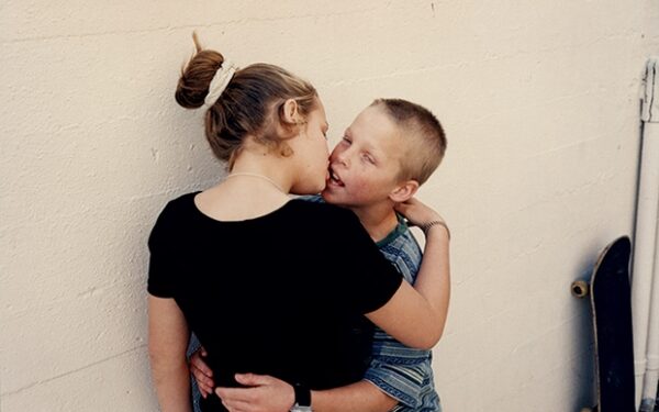 Jauna meilė: besibučiuojantys paaugliai (foto)