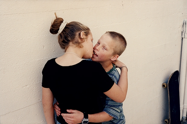 Jauna meilė: besibučiuojantys paaugliai (foto)
