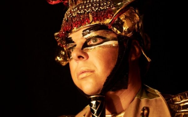 Bohemiečių „Užburtajai fleitai“ – kostiumas iš tikro aukso ir brangakmenių