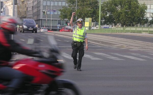 Lietuvos vairuotojai netiki, kad baudos ir policijos pareigūnai gali padidinti eismo saugumą