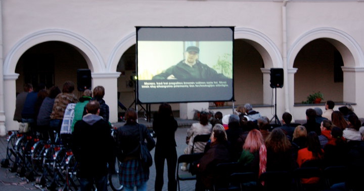 Velokinas arba kino teatras ant dviračio