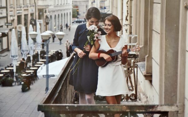 Muzikiniuose pusryčiuose – į tarptautinį grojaraštį pakliuvusi lietuvaičių dueto „Elle G“ daina