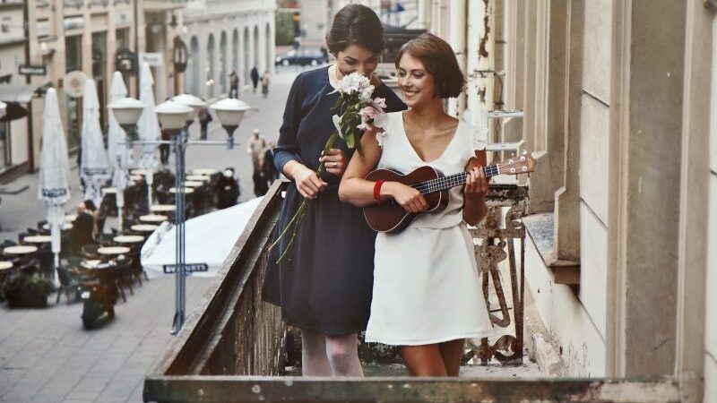 Muzikiniuose pusryčiuose – į tarptautinį grojaraštį pakliuvusi lietuvaičių dueto „Elle G“ daina