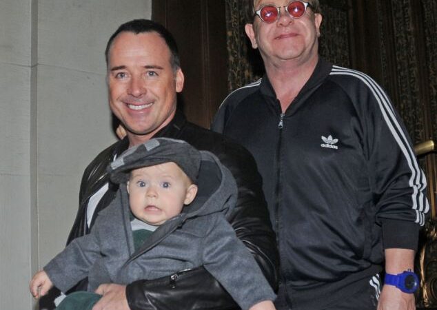 E. Johno sūnui vietoj mamytės ir tėvelio – du tėveliai