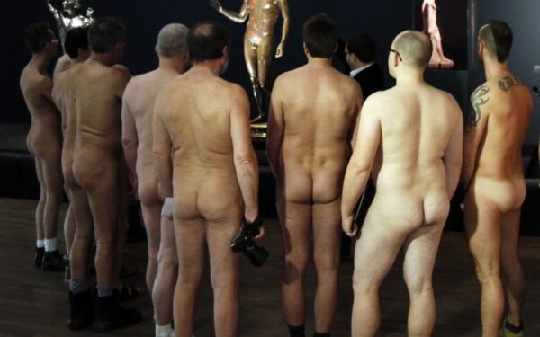 Maždaug 250 nuogalių vienu metu aplankė parodą „Nude Men“ Vienoje