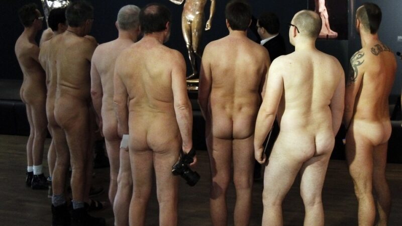 Maždaug 250 nuogalių vienu metu aplankė parodą „Nude Men“ Vienoje