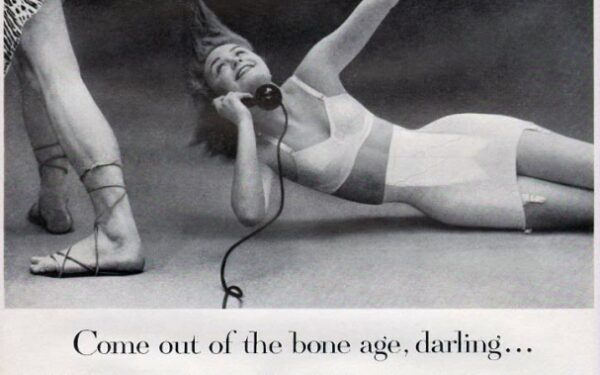 Keistas „vintažinių“ moteriško apatinio trikotažo reklamų pasaulis (foto)