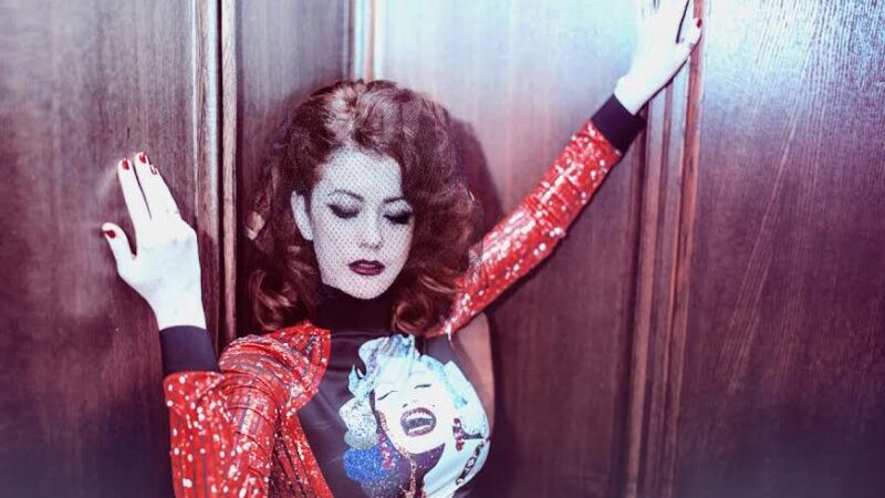 Naują ir netikėtą dainos versiją pristatanti Erica Jennings nenustoja stebinti