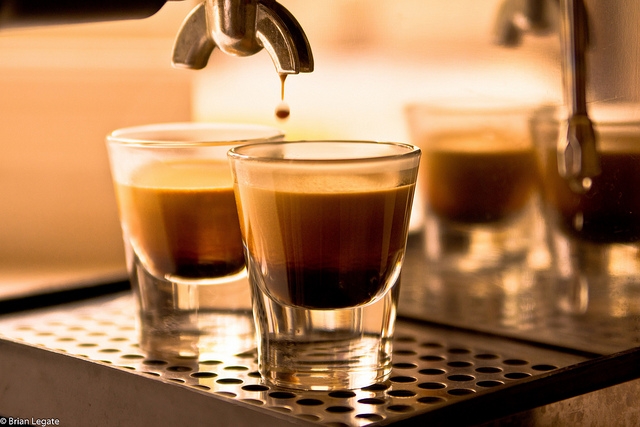 Ar tikrai espreso kavą stipresnė už įprastą kavos puodelį?
