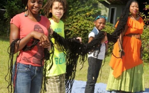 Bob Marley jai pavydėtų: moteris užsiaugino 17 metrų „dredus“ (foto)