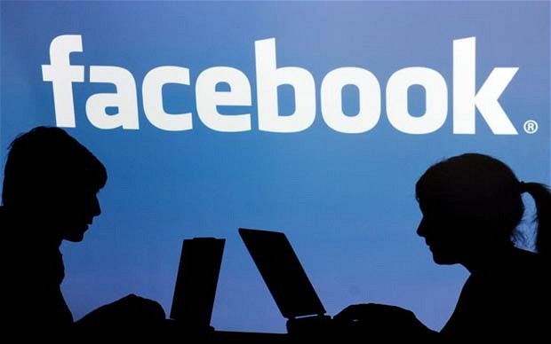 Buvęs „Facebook“ darbuotojas: neįmanoma draugauti su visais (Video)