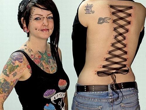 Mada: „korsetas“ – kaspinais suvarstyta žmogaus oda