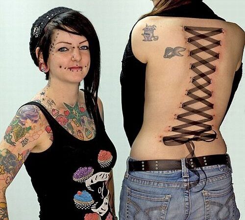 Mada: „korsetas“ – kaspinais suvarstyta žmogaus oda