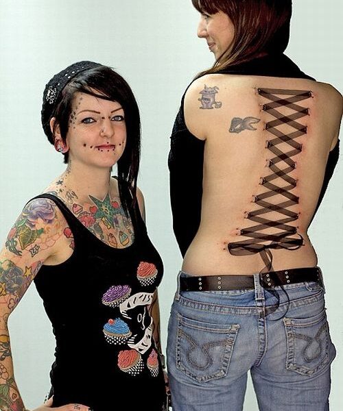 Mada: „korsetas“ – kaspinais suvarstyta žmogaus oda