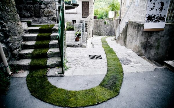 Daiktų pusryčiai. Žolės kilimas Prancūzijos kaime