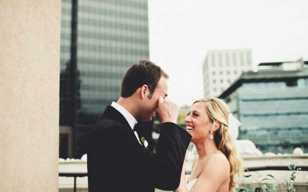 Meilės idilė: jaunikių reakcijos pamačius nuotaką su vestuvine suknele (II dalis, foto)